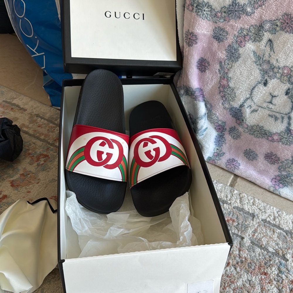 Gucci women rubber slides size 6 run big fits 7-37